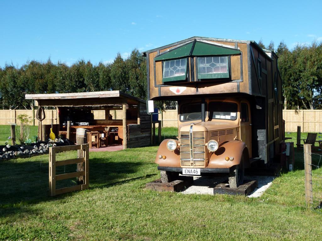 Wacky Stays - Unique Farm-Stay Glamping Rentals, Free Animal Feeding Tours Кайкоура Номер фото